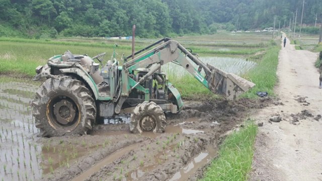 트랙터 몰던 60대, 4m 아래 논 추락해 숨져 / YTN
