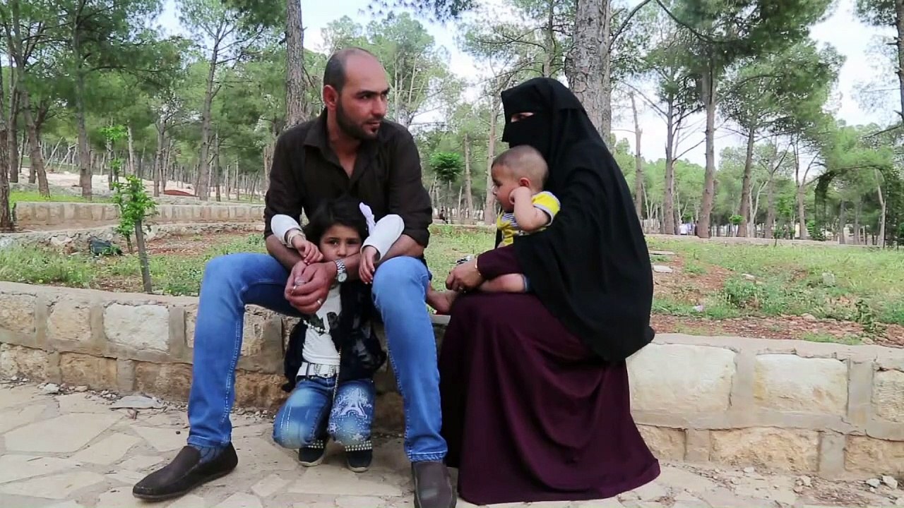 نازحون من الغوطة الشرقية قرب دمشق يتخذون من منازل عفرين الخالية ملجأ لهم