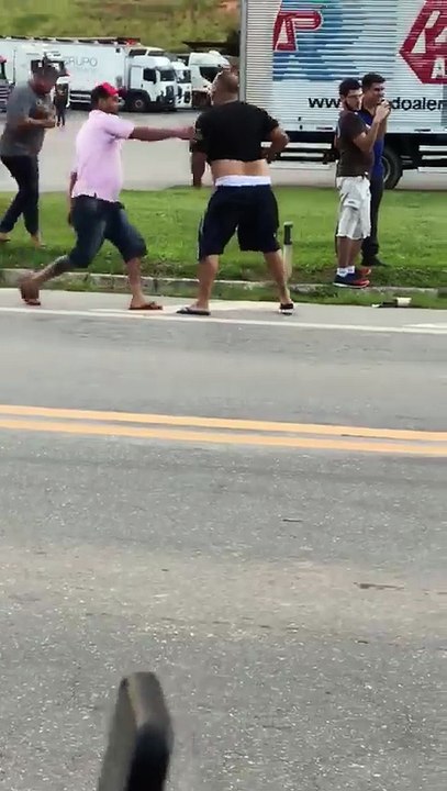Caminhoneiro em ponto de interdição zomba de colegas
