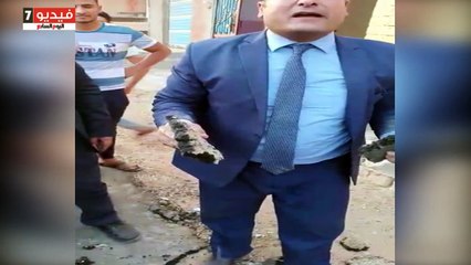 نائب بالبحيرة يخلع الأسفلت بيده لكشف فساد رصف الطرق