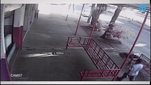 Câmeras mostram momento que homem é baleado