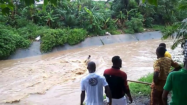 En voulant sauver son ami de la noyade, le courant de l'eau l'emporte