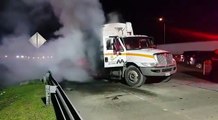 #SucesosCri Camión, recolector de basura de la Autoridad de Aseo se incendia cerca de la garita de Tinajitas. Video: Alexander Santamaría