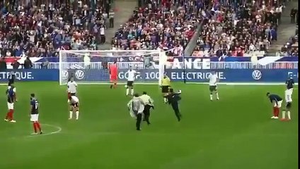 Un homme rentre sur le terrain lors du match France - Irlande (2-0)