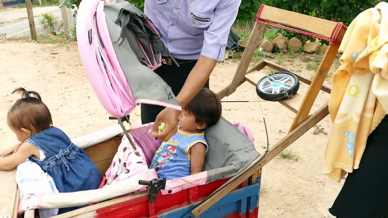 Sorprendió con su creatividad, Lleva a sus dos hijos en un 'SUPER COCHE'_Full-HD