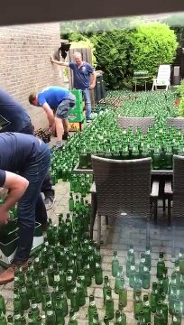 Les copains du marié déposent des milliers de bières vides chez lui