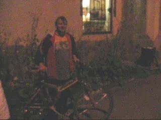 Un russe bourré fait du vélo