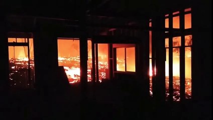 Images spectaculaires de lave près des maisons à Hawaii