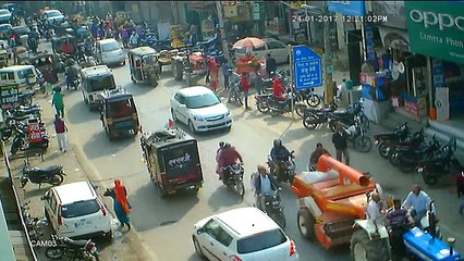 A tractor on road without driver...!!!!Live from India...!!!