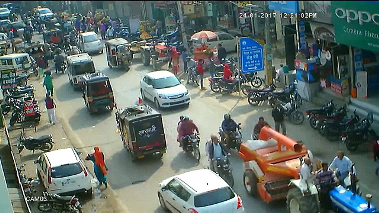 A tractor on road without driver...!!!!Live from India...!!!