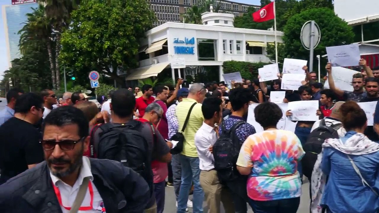 Manif #MouchBessif pour la liberté de conscience en Tunisie pendant le ramadan