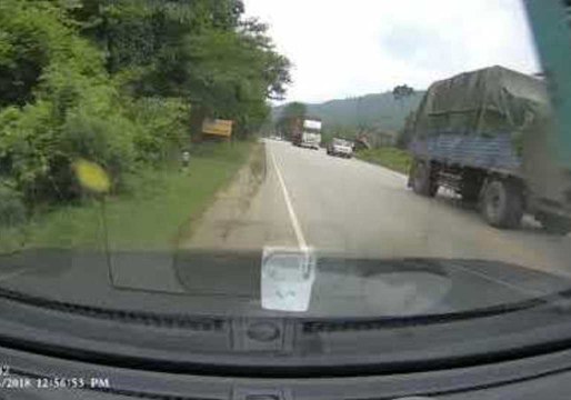 Thai Driver Narrowly Avoids Near-Collision With Overtaking Lorry