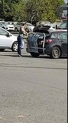 Il ferme son coffre de voiture à l'aide de gros scotch...