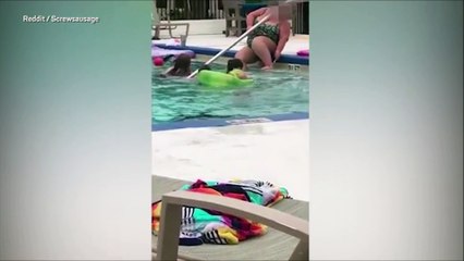 Une femme se rase les jambes dans la piscine publique d'un hotel