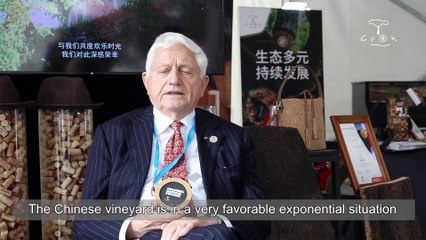 Louis Havaux, honorary president of the CMB, explains the importance of cork stoppers