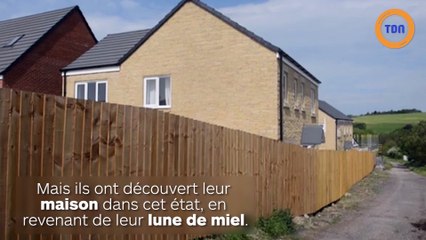Un mur en bois a été construit autour de leur maison