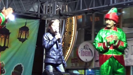 Çocukların hediye izdihamı