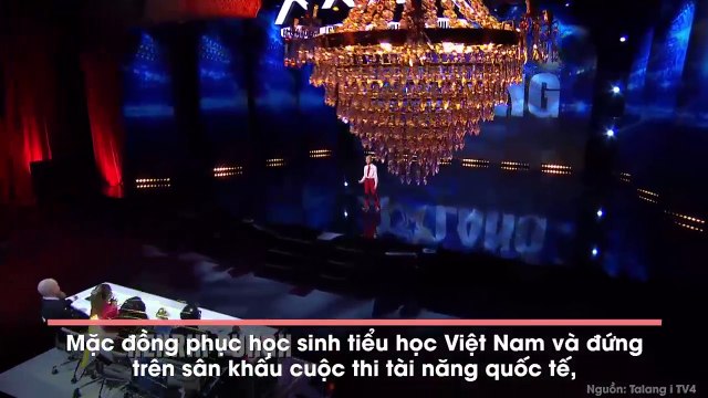 Cậu bé gốc Việt đeo khăn quàng đỏ gây sốt trên chương trình quốc tế khiến CĐM xúc động