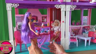 Играем в куклы Барби сериал, Штеффи испортили волосы в салоне красоты и она пришла к Барби за помощь