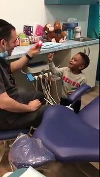 Le tour de magie dun dentiste face à un enfant