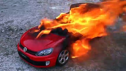 Burning my volkswagen golf fire vs car quemando coche de juguete carro de brinquedo em chamas