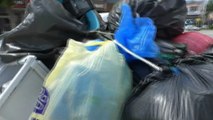 Hayatın yükünü taşıyor... 60 yaşındaki Mustafa Gündoğdu, çuvallar dolusu plastik malzemeyi geri dönüşüme el arabası ile taşıyarak hayatını kazanıyor
