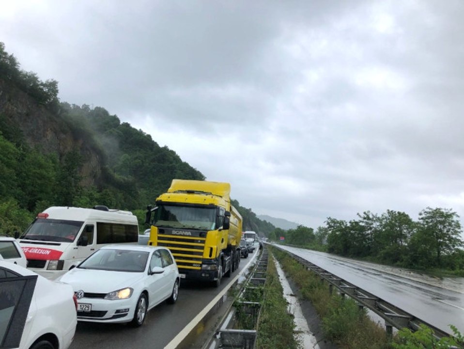 Karadeniz Sahil Yolu'nda Şiddetli Yağış ve Heyelan Ulaşımı Durdurdu