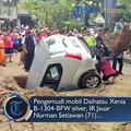 Hendak Parkir, Minibus Malah Nyemplung ke Lubang Resapan Air di Jakarta, Pengemudi seorang Insinyur#TribunVideo #Tribunnews #kecelakaantunggal #jakarta #tanju