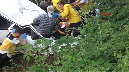 İstanbul-- 10 Metreden Yeşillik Alana Düştüler 2 Yaralı