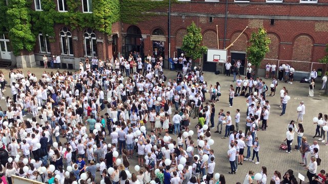 Lâcher de ballons blancs en hommage à Sarah Rossay