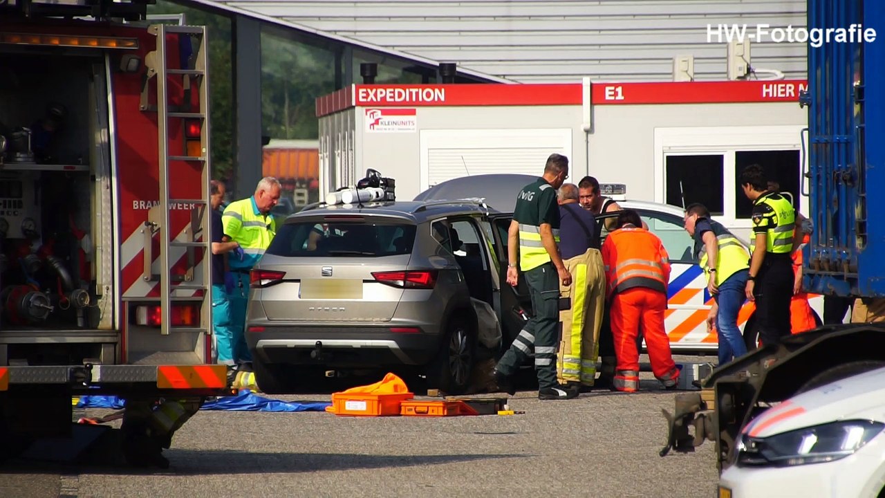 Automobilist zwaargewond bij botsing met heftruck