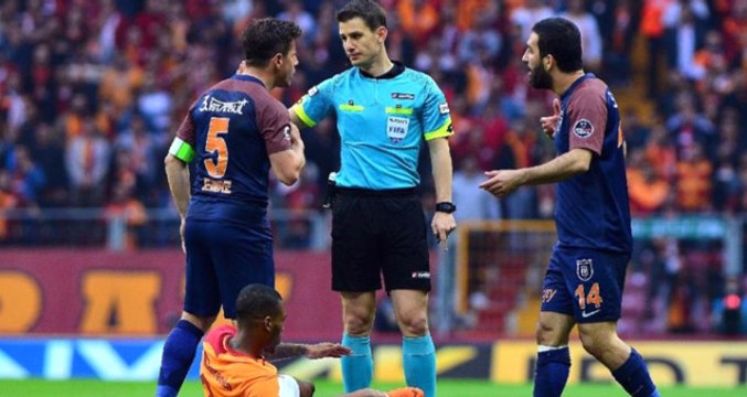 Emre Belözoğlu, Hakem Halil Umut Meler'i Bombaladı