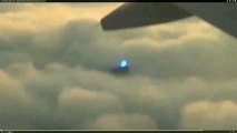 Τι είναι αυτό ρε παιδιά μέσα στα σύννεφα???Έμειναν έκπληκτοι οι επιβάτες αεροπλάνου με το ανεξήγητο που βλέπανε κατά την πτήση!!!!