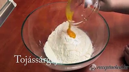 Így készül a világ legegyszerűbb sajtosa, sütéssel együtt 28 perc alatt! :)Recept: