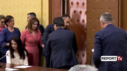 Descargar video: Report TV - Opozita këkron largimin e Xhafajt, debate mes deputetëve të PD dhe PS për gjyqësorin