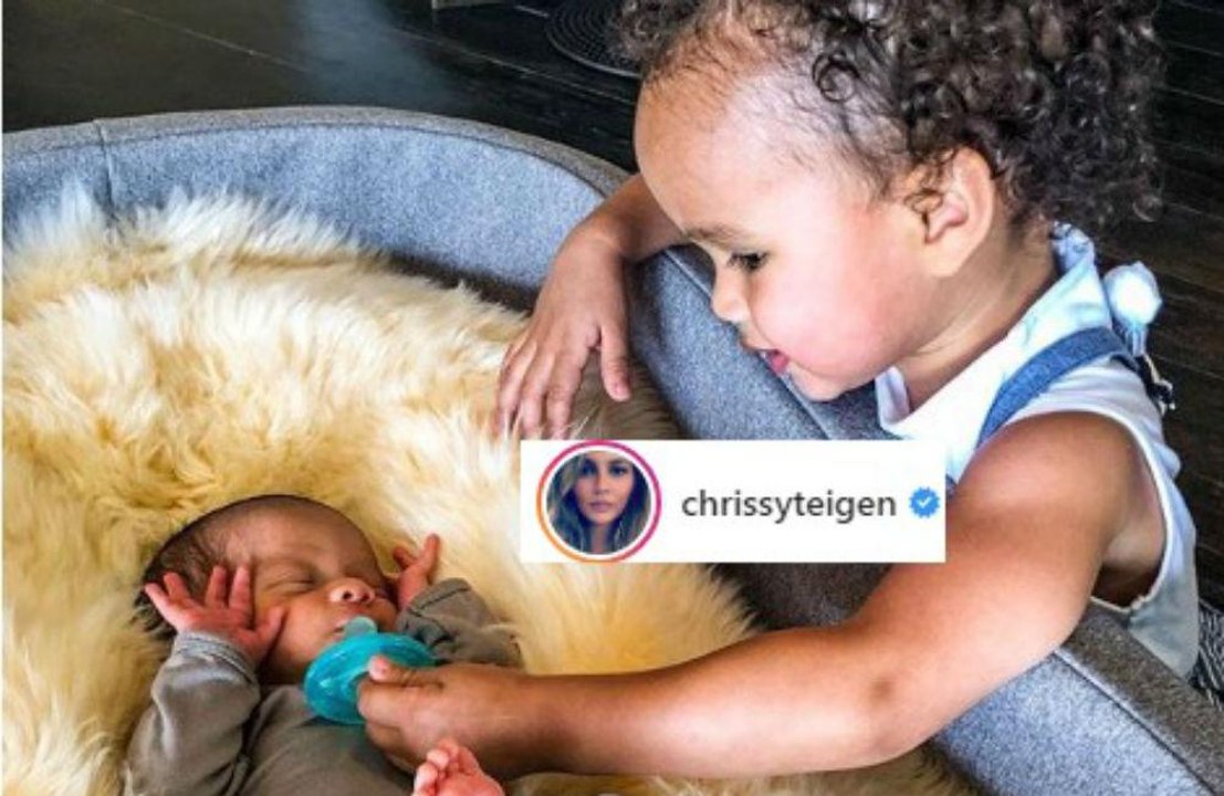 Chrissy Teigen comparte la primera foto de sus dos hijos juntos