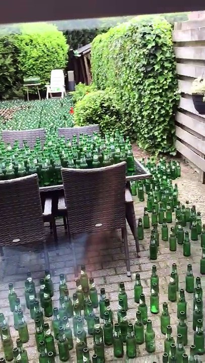 Cadeau de mariage : 8832 bouteilles de bière vides dans leur maison
