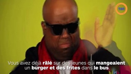 Une femme se rase les jambes dans une piscine