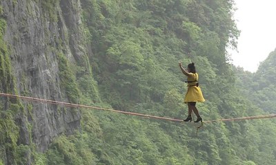 Topuklu ayakkabılarla ip üstünde yürüdüler