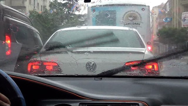 Isparta’da sağanak yağış caddeleri göle çevirdi