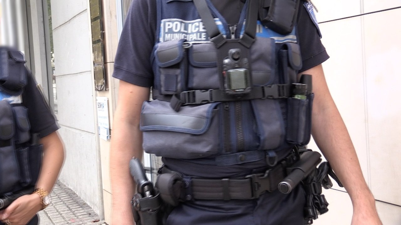 Info/Actu Loire Saint-Etienne - A la Une : Le maire de Saint-Etienne, Gaël Perdriau ne veut pas arrêter le dispositif "caméras-piétons" Pour le préfet de la Loire "Le maire va inciter les policiers municipaux à commettre une infraction".