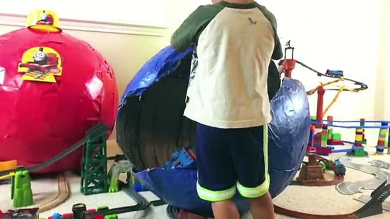 GIANT EGG SURPRISE OPENING Thomas and Friends toy trains