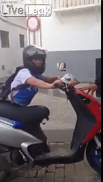 Ivre, elle tente de conduire son scooter... NON !