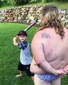 Cadeau : prendre une batte entre les jambes.. Vas-y petit !