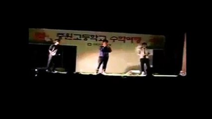 [PRE-DEBUT] BaekHyun cantando em evento escolar