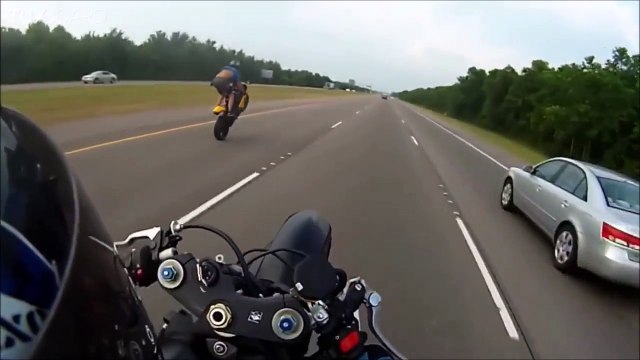 Ce motard chute en faisant une roue arrière à plus de 160kmh sur l'autoroute