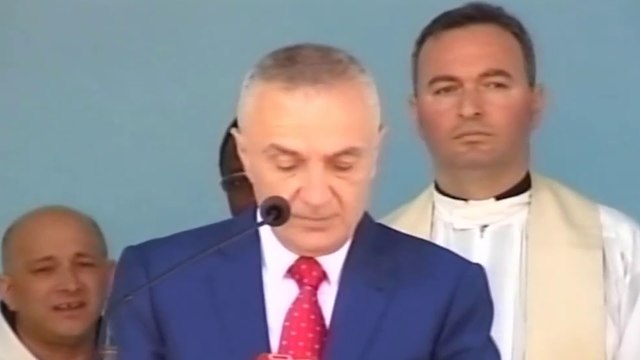 Meta dekoron në kishën e Shna Ndout kardinalin Ernest Troshani