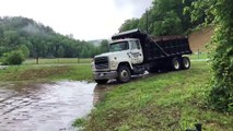 Conductor de camión cruza río con fuerte corriente