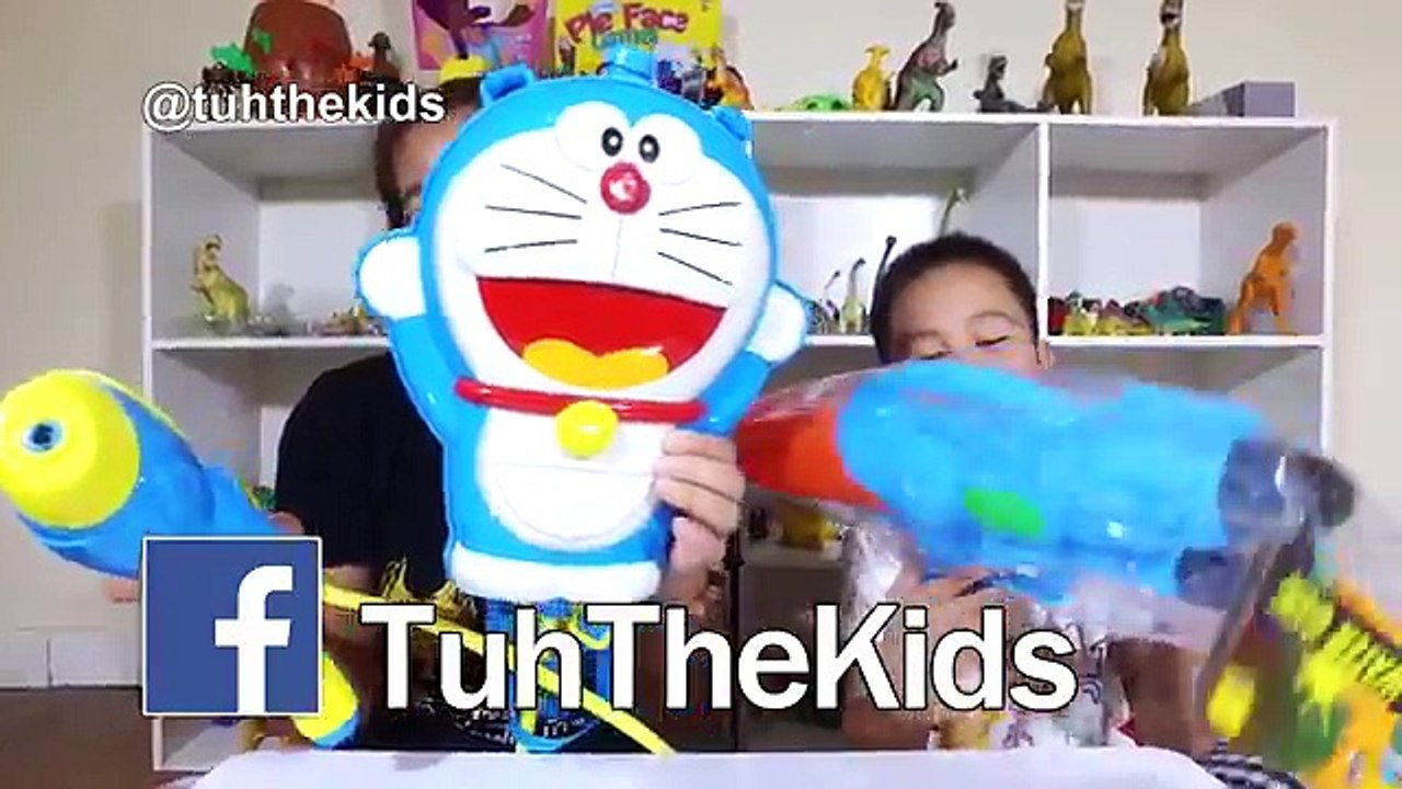 น้องเต๋อ | ปืนฉีดน้ำ โดเรม่อน เล่นสงรานต์ EP2 | ของเล่นเด็ก | ของเล่นเด็กชาย