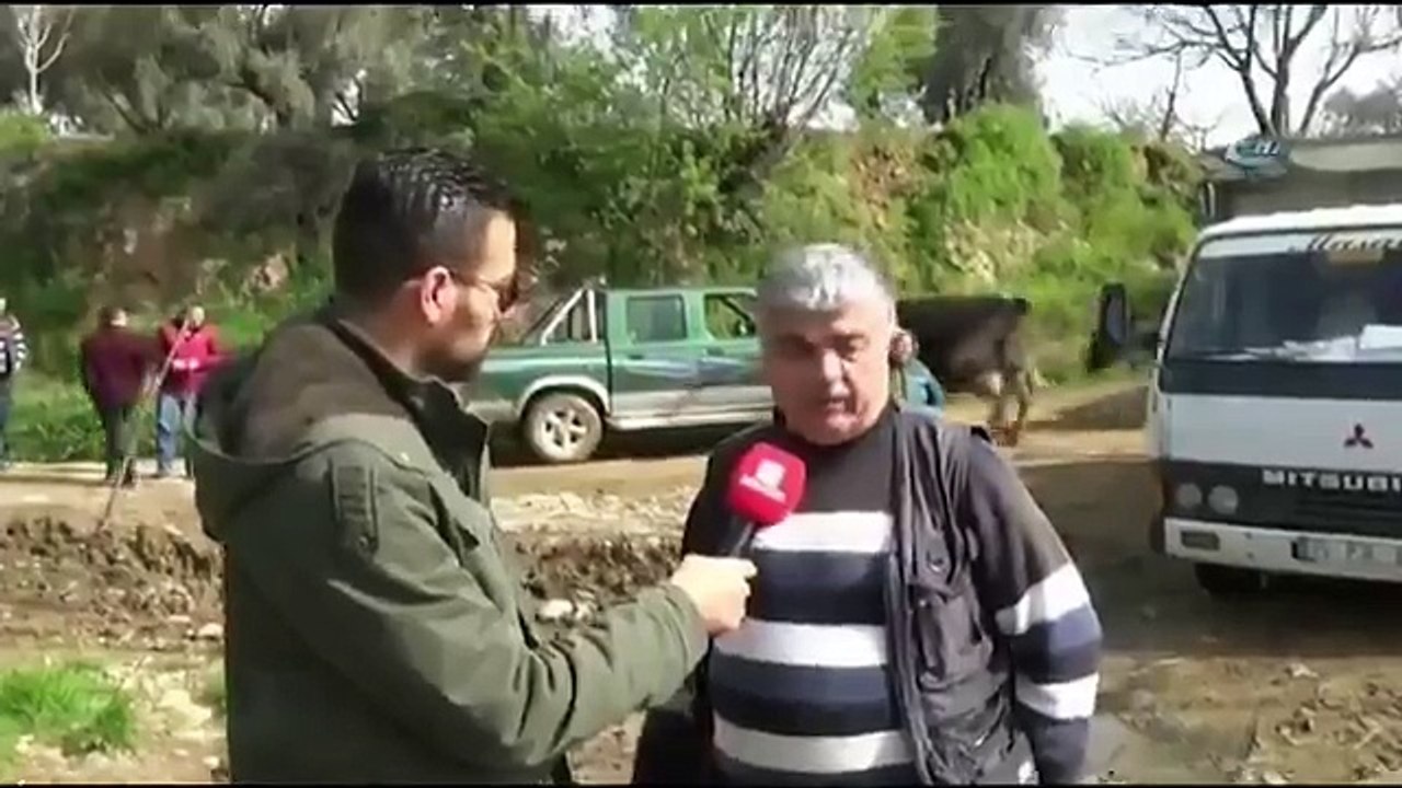 Anlamsız bir şekilde İNEKLERDEN kaçan muhabir.… -